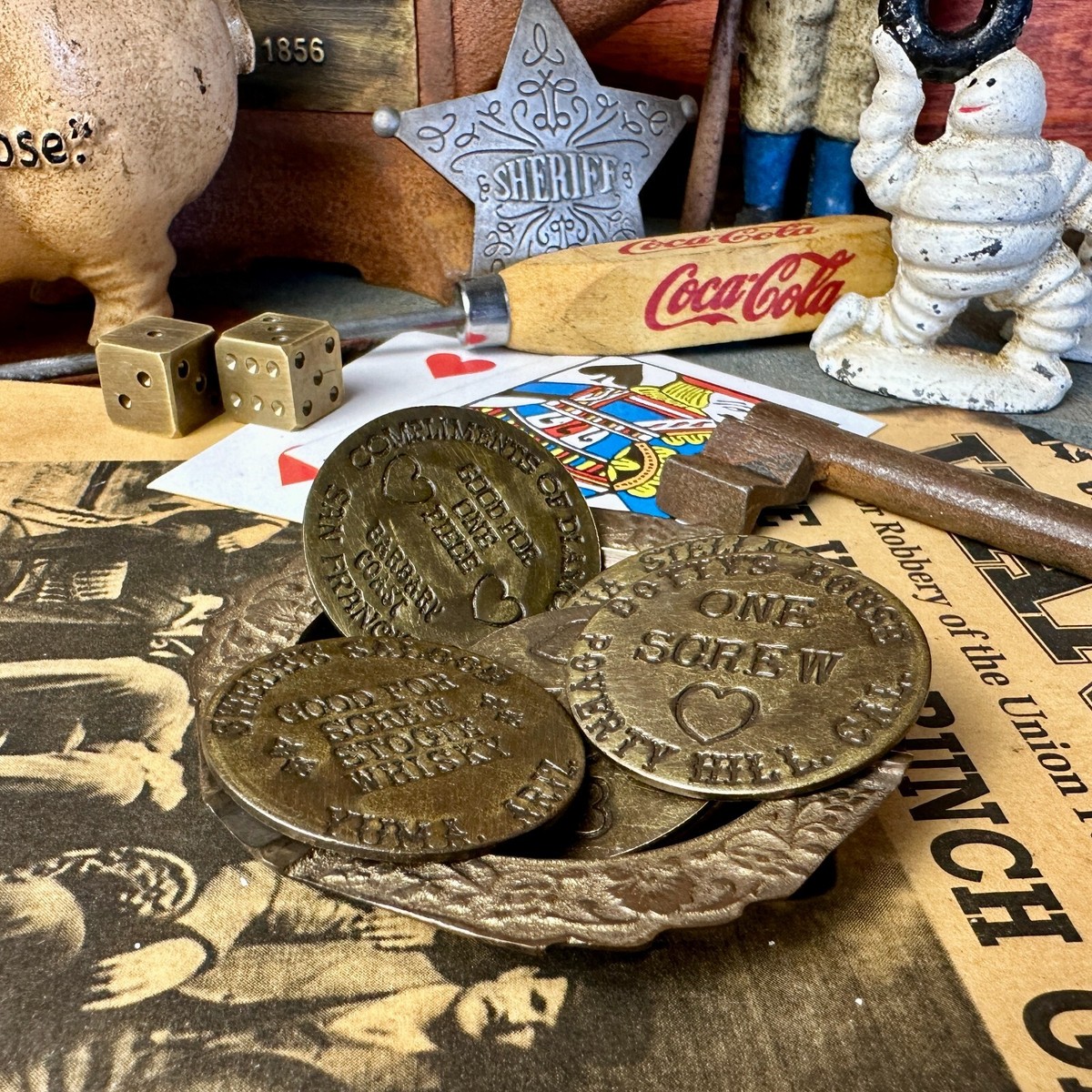 ライオン Old West Brothel Tokens (Lot Of 5 Assorted) and Brass Dish