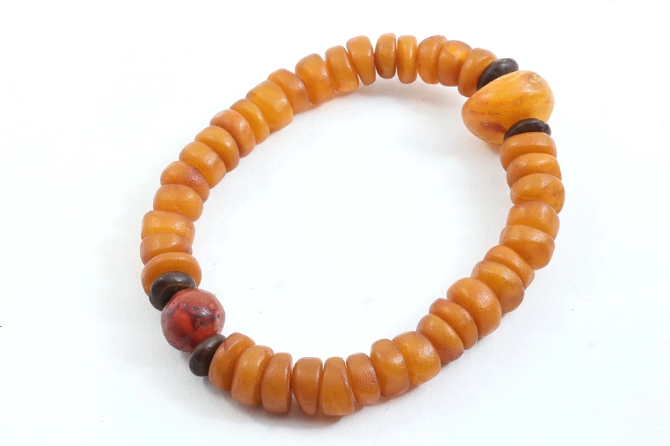 Антикварный тибетский браслет из желтого янтаря с изображением куриного масла и древней бусиной из красного агата - Изображение 2 из 4