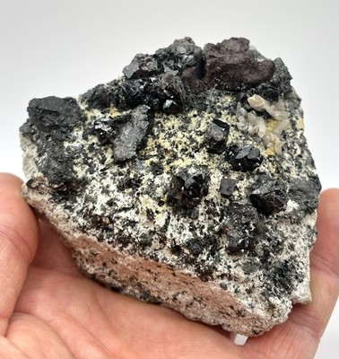 CASSITERIT & WOLFRAMIT, ALTE BALKENMINE, CORNWALL. MINERALIENPRÄPARAT. 9x8cm.