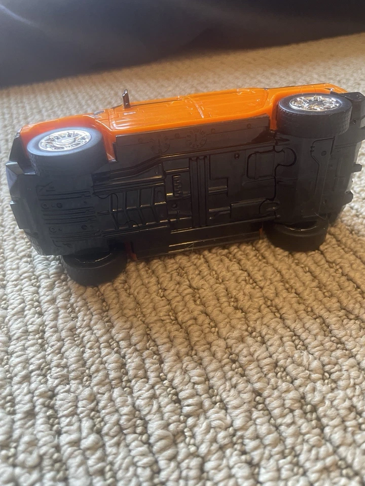 Puzzle 3D escala 1:32 GM Hummer modelo H2 con instrucciones. Foto 3 de 4