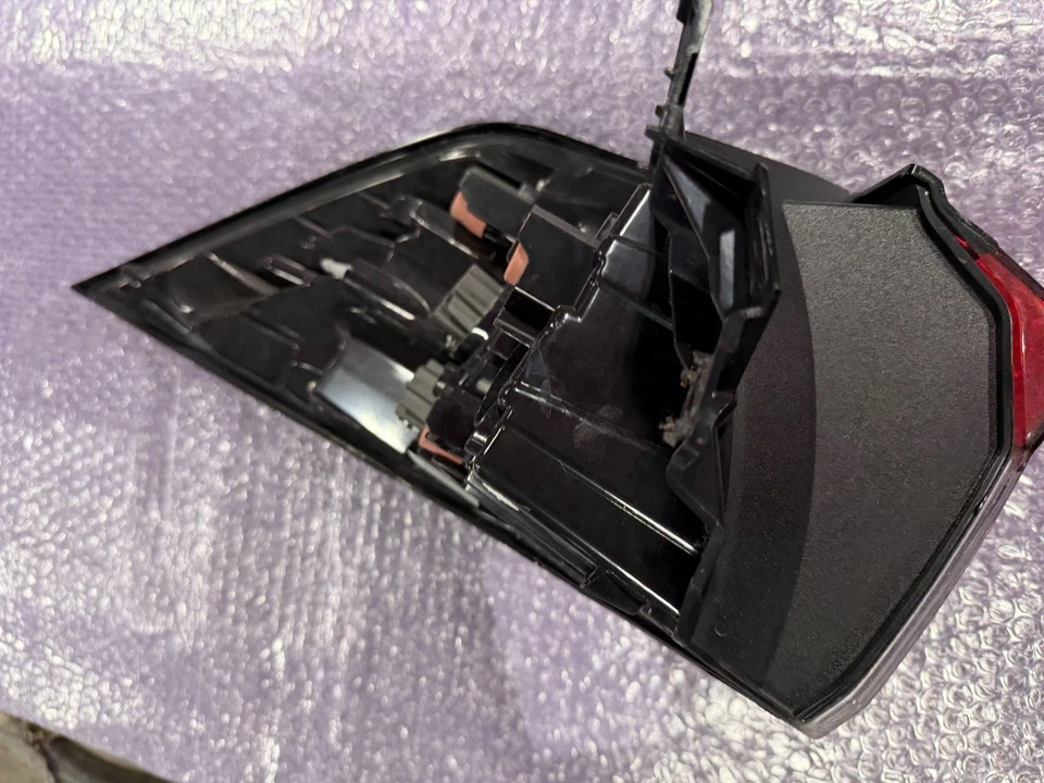 Luz trasera exterior OEM | 2019-2024 Toyota RAV4 (derecha/pasajero) Foto 4 de 4