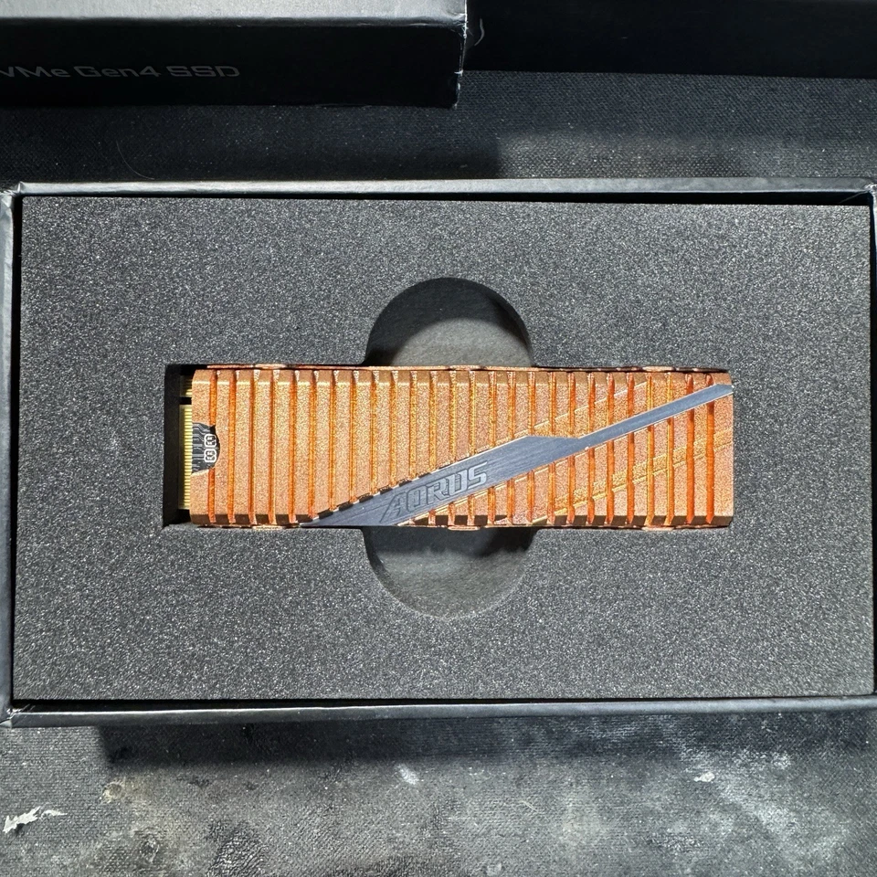 Gigabyte AORUS Gen4 SSD 2TB PCIe 4.0 NVMe M.2 Internal Solid State Drive - Image 3 of 4