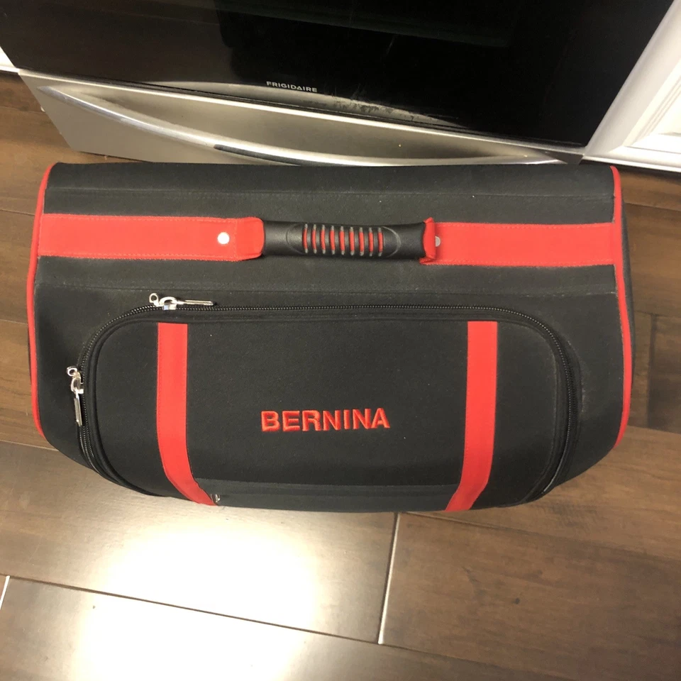 Bolsa de equipaje grande para máquina de coser Bernina negra y roja 21”x11”x18,5” Foto 3 de 4
