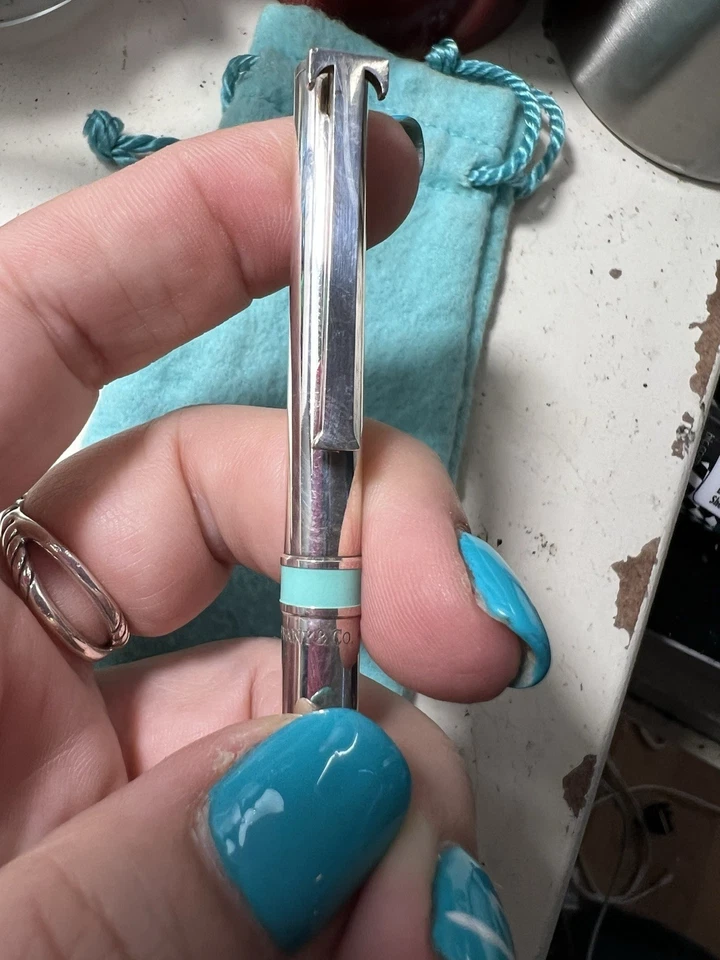 Bolígrafo Tiffany & Co. de plata esterlina con clip en T - Banda esmaltada azul Tiffany Foto 2 de 4