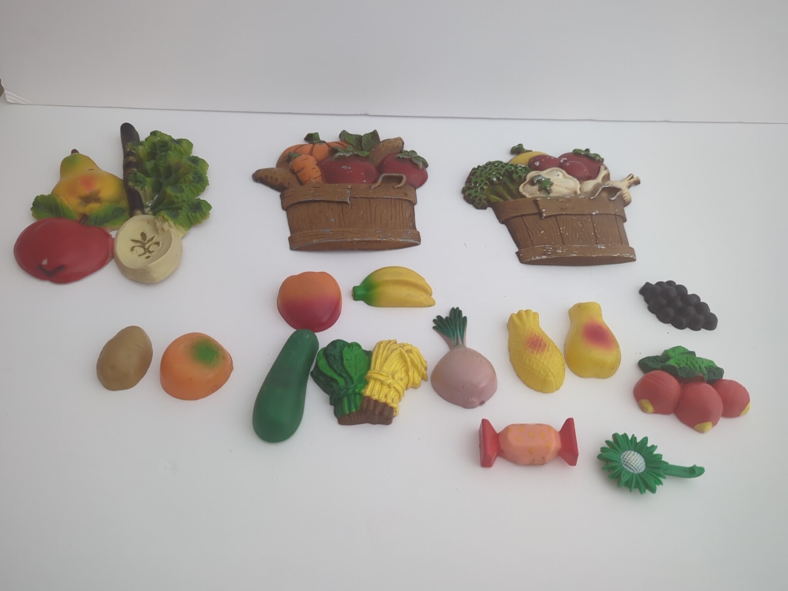 Vintage Sexton Metal Fruit Plates And Plastic Fruit Lot Plus