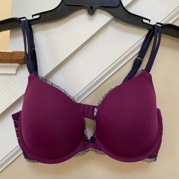 Sujetador DKNY Lace Perfect Lift Demi acolchado 32D morado baya con encaje negro Foto 4 de 4