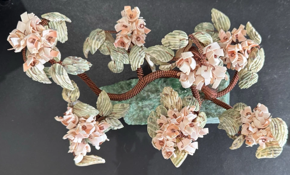 Bonsai ESCULTURA DE ÁRBOL Alambre de Cobre y Conchas sobre Base de Piedra Verde “Jade” Foto 2 de 2