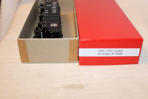 Tolva y coche de carga Atlas escala HO 3, Burlington #172599, construido en negro | Condition: Used