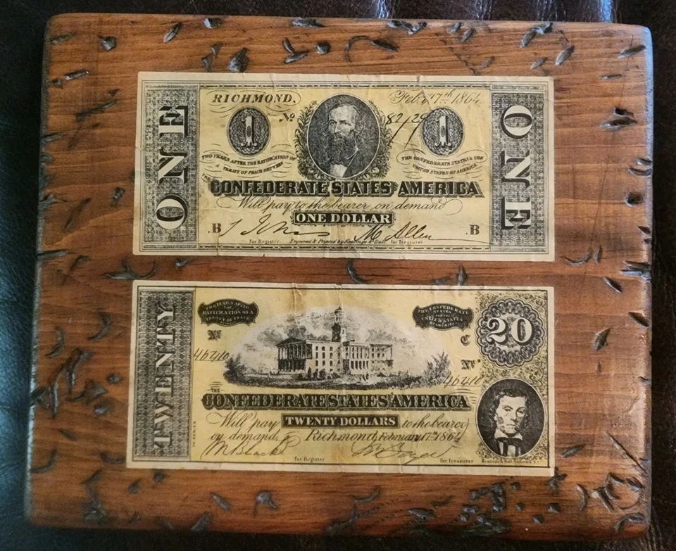 2 placas de dinero confederadas sobre madera envejecida - billetes de $1, 20, 50 y 100 Foto 2 de 4