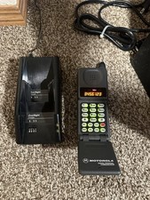 1990's Motorola Digital Personal Communicator Komórka Flip Phone & Ładowarka Działająca