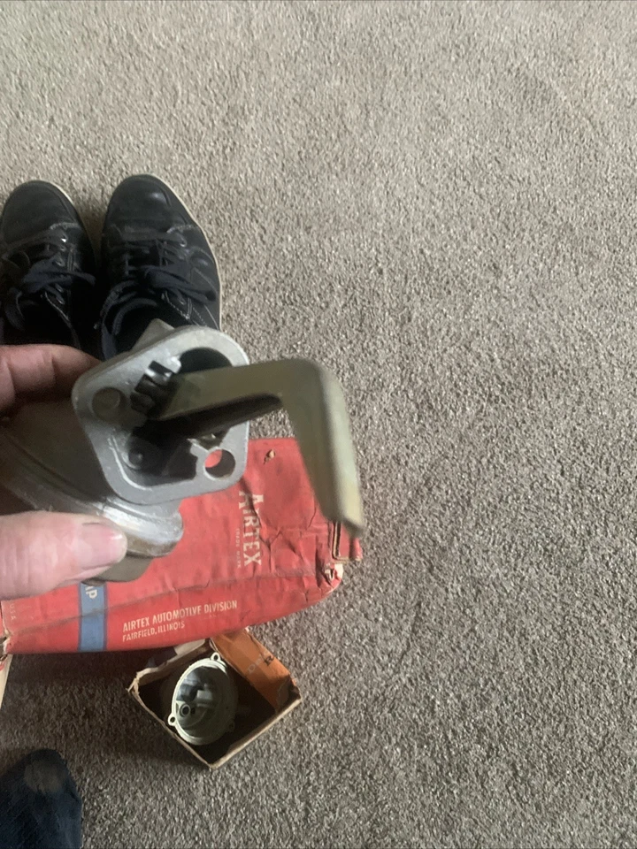 Bomba de combustible mecánica AIRTEX 40258NX para chasis comercial Cadillac Calais 66-67 Foto 2 de 4