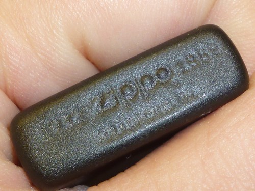 ZIPPO SLIM LIGHTER WITH BLACK LACQUERED/PAINTED CASE - NEVER STRUCK - 2000 - Picture 6 of 6