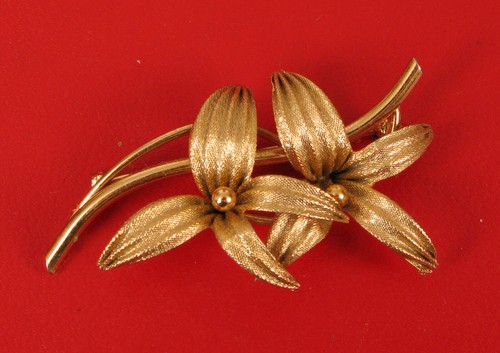 VINTAGE DESIGNER SIGNED VALENZA GOLD FILLED BROOCH FLORAL MOTIF STUNNING !!