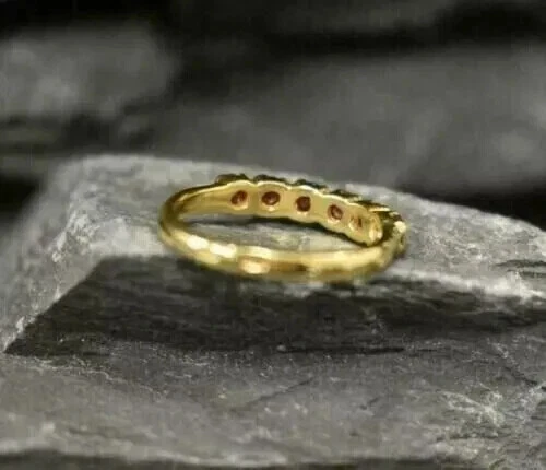 Anillo de boda de rubí rojo creado en laboratorio de corte redondo de 1,20 quilates enchapado en oro amarillo de 14 quilates Foto 4 de 4