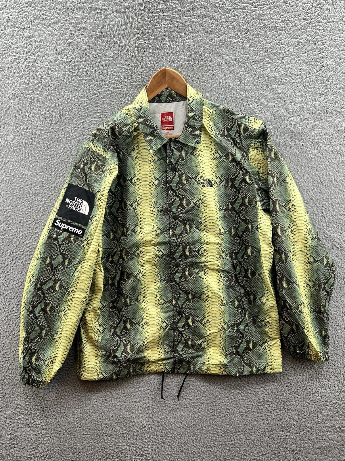 Veste d'entraîneurs Supreme The North Face peau de serpent collée couture verte taille moyenne