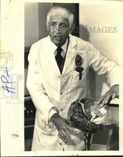 1977 Press Photo Dr. Robert G. Heath of Tulane University Shows Human Brain Mode