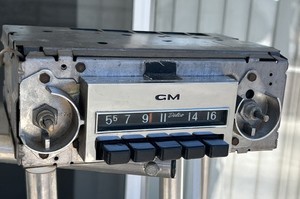 1967-1972 GMC Chevrolet Truck AM Pushbutton Radio Excellent condition Chrome 69