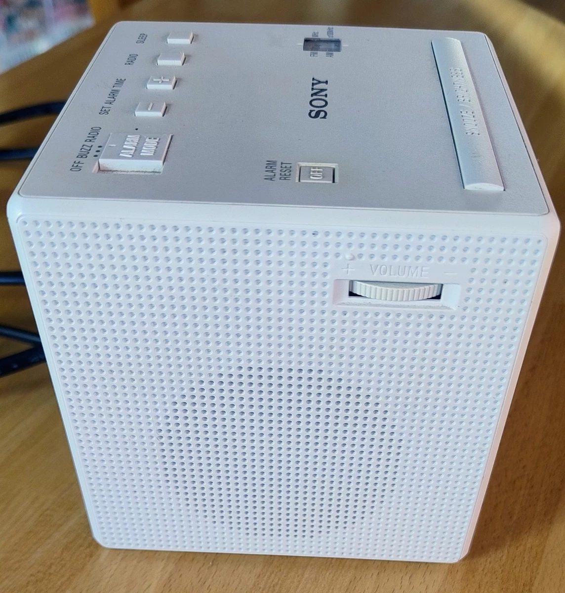 Radio despertador digital Sony ICF-C1 AM/FM Snooze brillo ajustable blanco