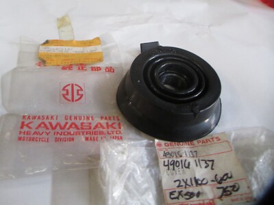 NOS NEW KAWASAKI GPZ1100 1995 95 96 97 98 FRONT HEADLIGHT BULB REAR RUBBER COVER