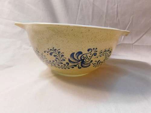 Vintage PYREX HOMESTEAD #441  BOWL 750 ml