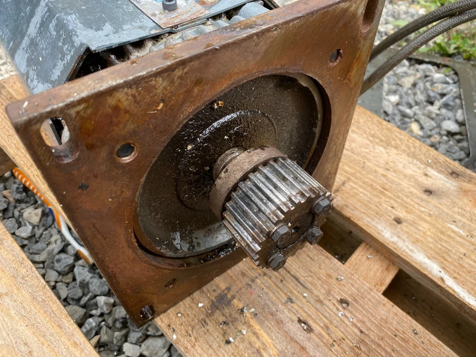 MOTOR HUSILLO MITSUBISHI AC TIPO SJ-N SACADO DE UN TORNO HITACHI SEKI SC05 Foto 4 de 4