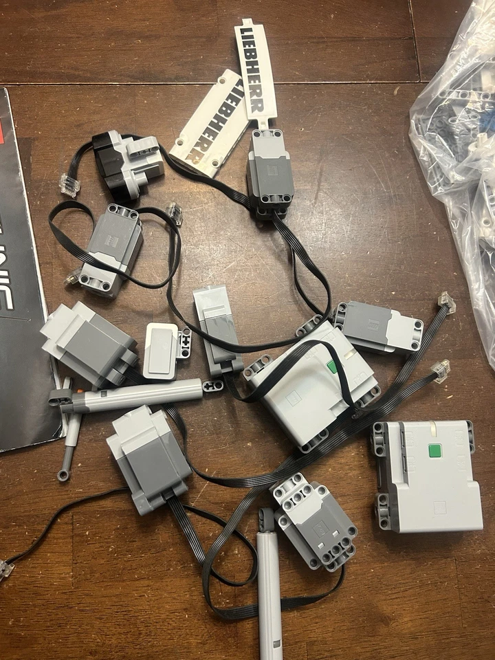 LEGO TECHNIC: Liebherr R 9800 Excavator (42100) READ & LOOK AWESOME!!!! - Image 3 of 4