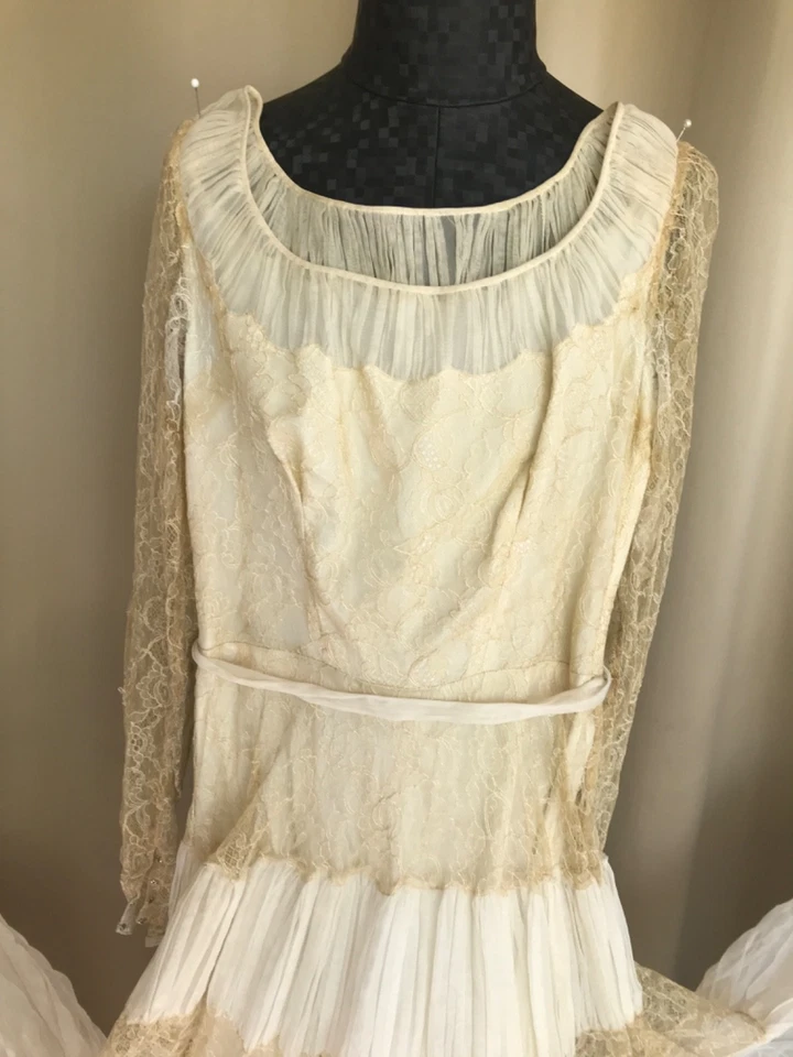 Art Deco MINDELLE 1930’s Wedding gown, ivory, lace, chiffon, satin & long train - Image 2 of 4