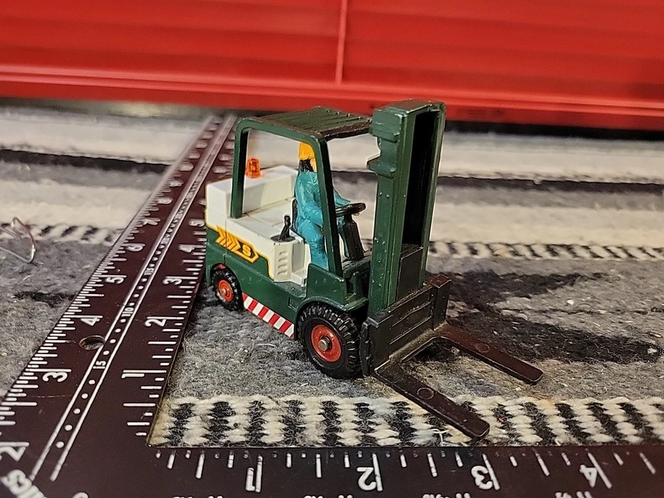 Allis Chalmers Lift Truck 1/32 Diecast Forklift Replica Collectible By Corgi - Image 4 of 4