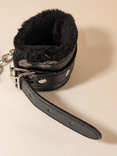 Puños de muñeca forrados peludos de cuero sintético negro con cadena - usados, signos de desgaste - Imagen 2 de 4