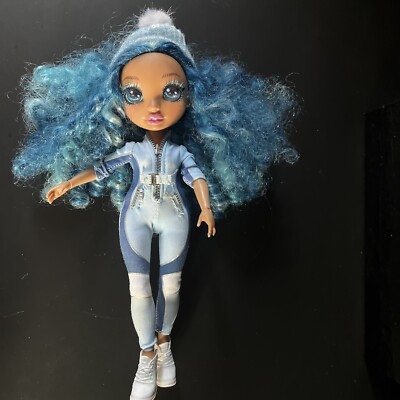 Rainbow High Skylar Bradshaw Winter Break Puppe blaue Haare Outfit