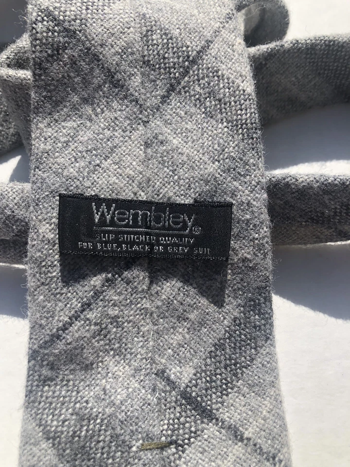 Corbata Wembley Gris Puntada Sin Corbata Calidad Para Traje Azul/Negro/Gris 54" x 3 1/4" Foto 3 de 4