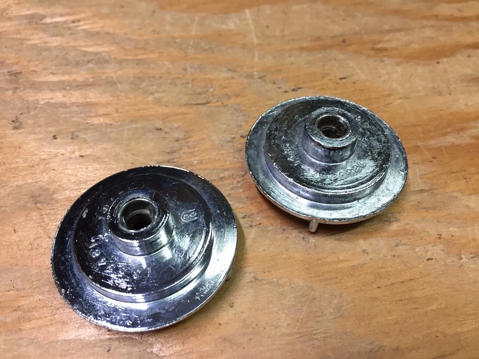 1963 64 BUICK RIVIERA WILDCAT LESABRE NOS GM JUEGO DE PERILLAS DE RADIO INTERIOR 2 PIEZAS 1355481 Foto 2 de 2