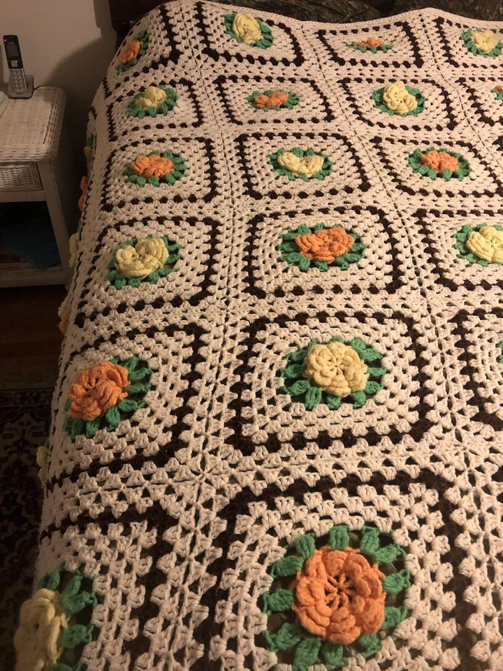 Massive Vintage Orange/Yellow rose Granny Square Afghan Blanket. 101 英寸 x 75 英寸   — 第 2/4 张图片