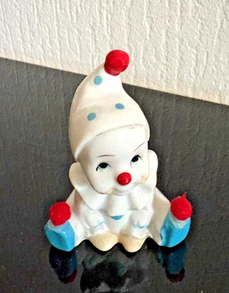 Vintage Porzellan Clown Figur – Handbemalt mit roten Pompons, Sammlerstück - Bild 2 von 4