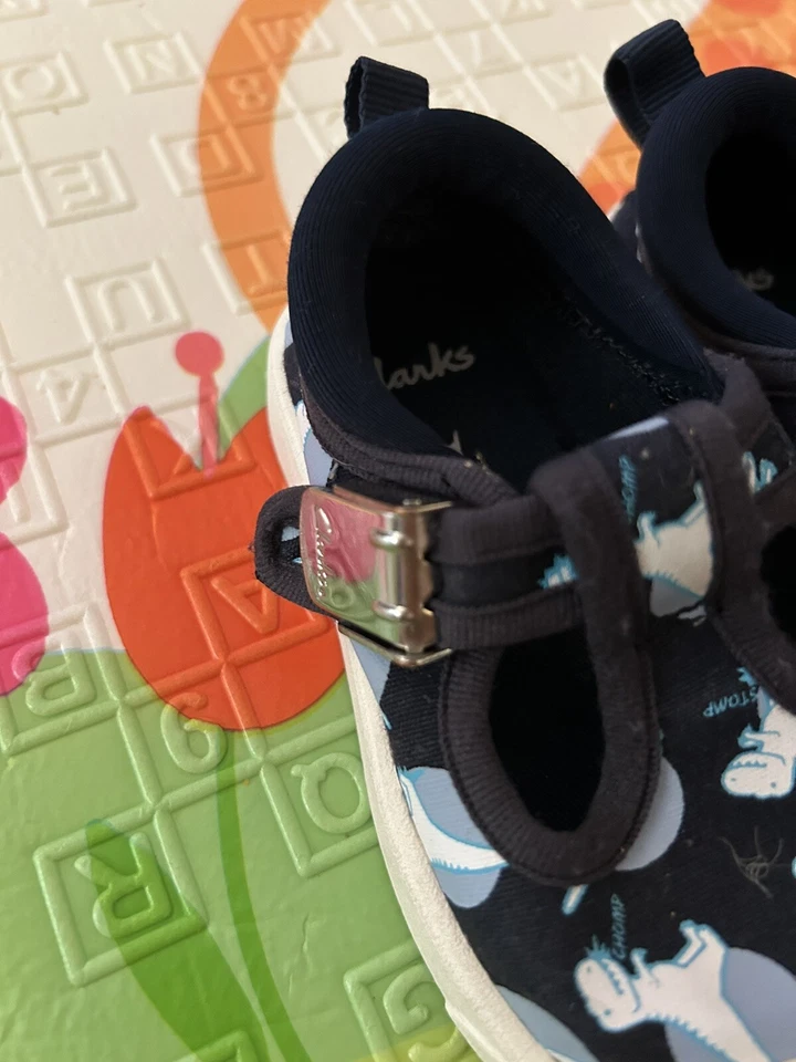 Zapatos Clarks City Dance para niños pequeños azul marino estampado de dinosaurios talla 5,5 ajuste ancho G Foto 3 de 4