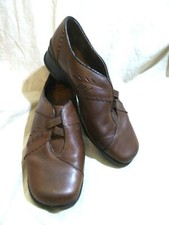    Clarks Low Heel Loafers sz 8 M Chestnut Brown Leather; Pierced Leaf Details