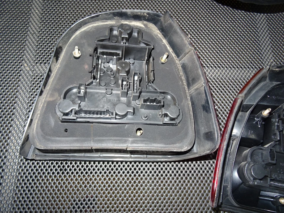Rücklichter VW Golf links und rechts mit Leuchtenhalter gebraucht mit Spuren - Bild 3 von 4