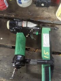 Hitachi N3804AB3 Air Crown Stapler 1-1/2 Inch with Case Tested