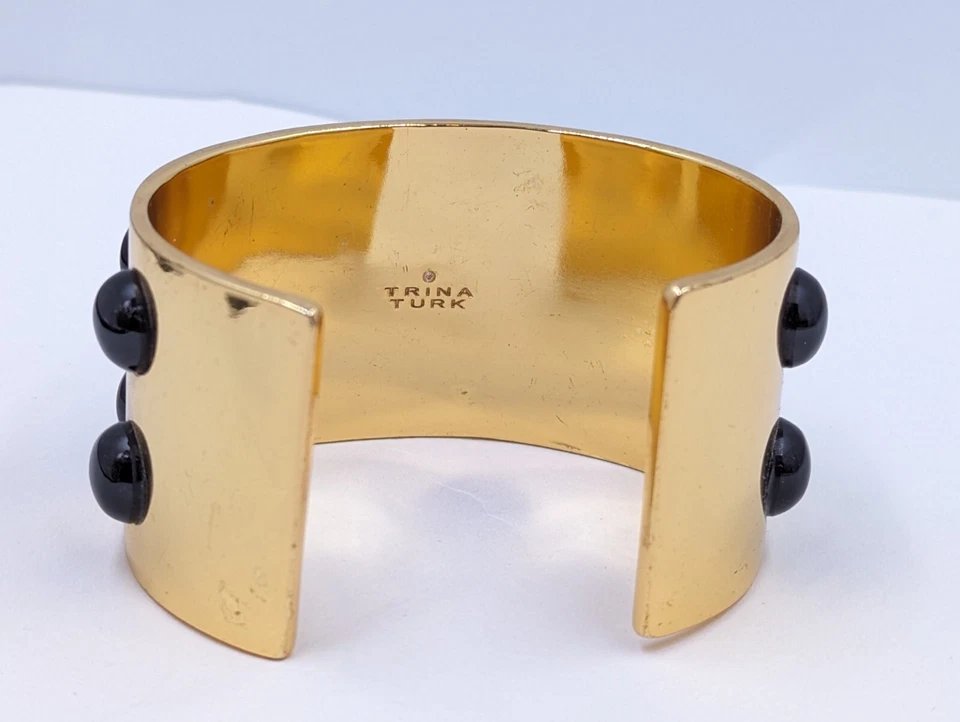 RARE TRINA TURK LUMINOUS GOLDTONE FAUX CORAL ONYX CABOCHON CUFF BRACELET D154 - Image 4 of 4