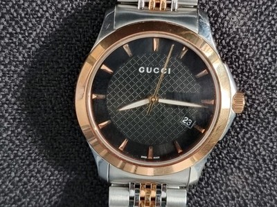GUCCI 126.4 ZEITLOSE QUARZ ARMBANDUHR SCHWARZ UND GOLD EDELSTAHL ARMBAND EIN KLASSIKER