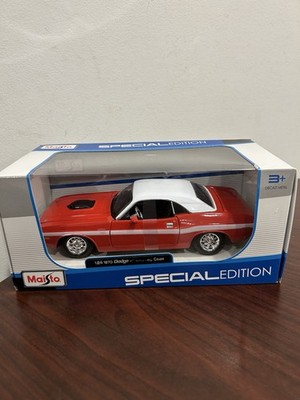 Maisto 1970 Dodge Challenger R/T 1:24 Scale Diecast Red/white