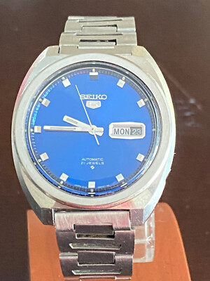 VINTAGE MEN'S SEIKO 5 AUTOMATIC WRIST WATCH, KEEPING TIME, REF