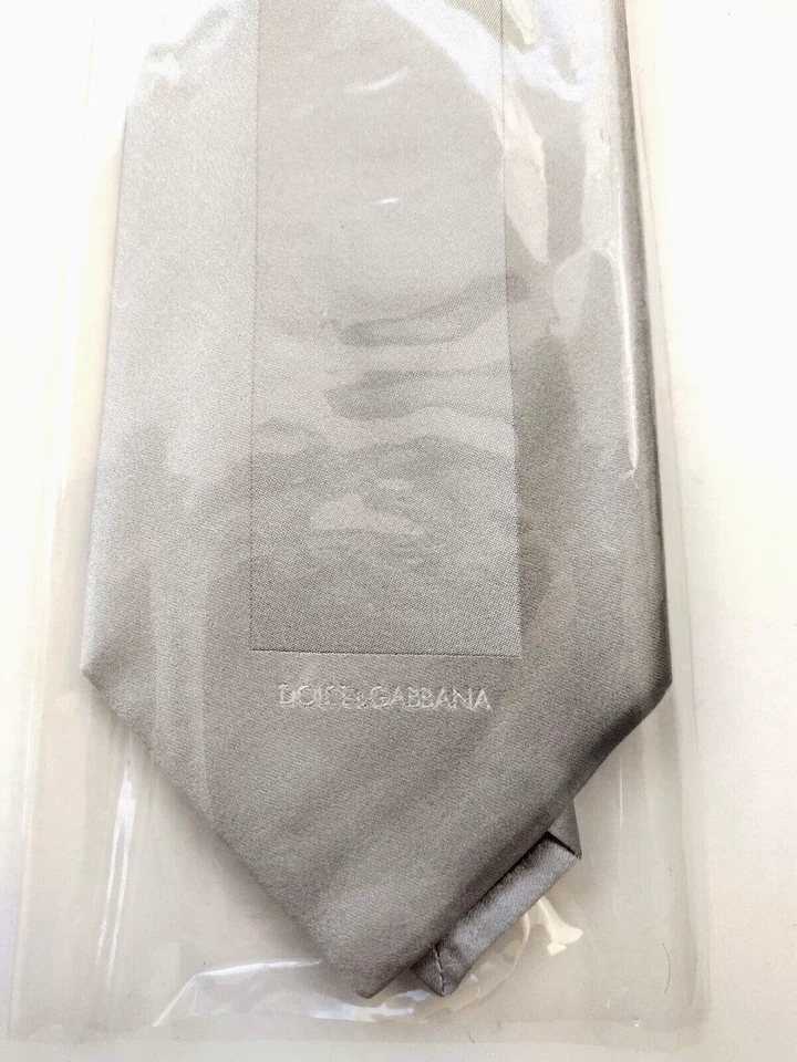 Corbata Dolce Gabbana Gris Plata Colocada Paneles Traje Formal Nuevo con Etiquetas y Caja Foto 3 de 4
