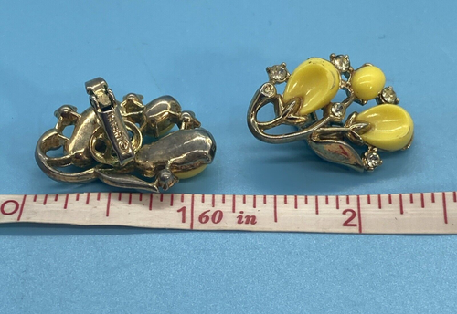 Trifari Signed Clip Earings Round Clear Crystals & Yellow Pedal Stones Gold-Tone - Picture 4 of 12