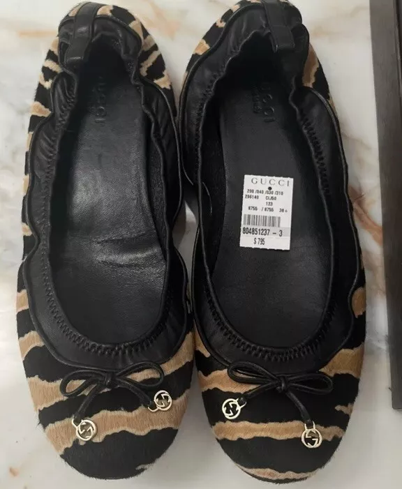 Chaussures plates Gucci Charlotte Pony imprimé animal GG logo ton or taille 8 1/2