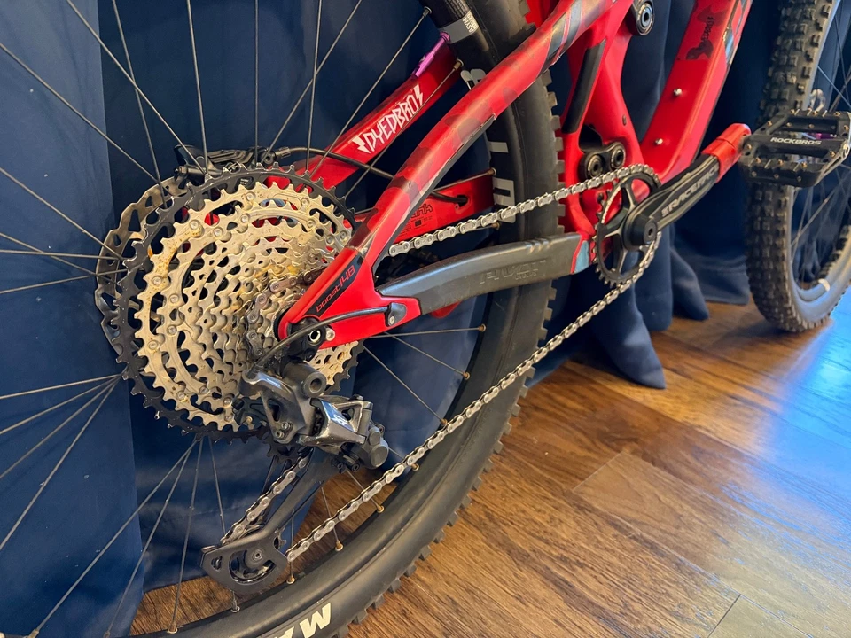 Pivot Mach 5.5 Mountain bike 2022 red ready for great bikers - Image 3 of 4