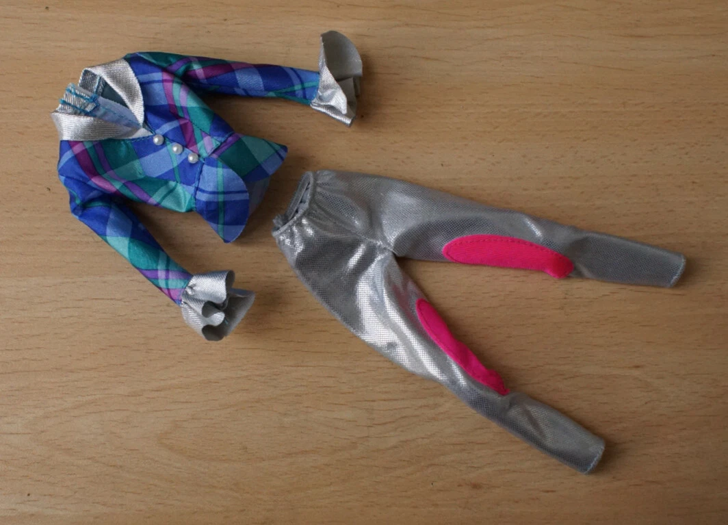 BARBIE LOT TENUES EQUITATION Vintage 70’s-80’s BLACK TIE