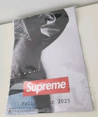 FW25 Suprême Lookbook Affiche Neuf Rouge Boîte Logo
