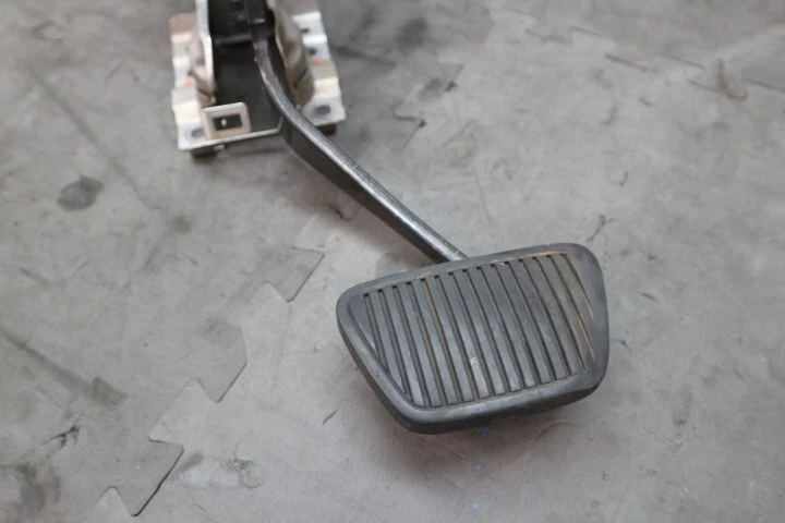 Chevrolet Camaro SS 2010-2015 conjunto de pedal de freno "automático" OEM Foto 2 de 4