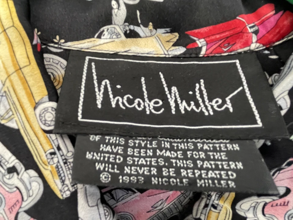 CAMISA DE CAMPAMENTO UNISEX DE SEDA NICOLE MILLER TALLA L/EDICIÓN LIMITADA ESTAMPADO DE COCHE CADILLAC Foto 3 de 4